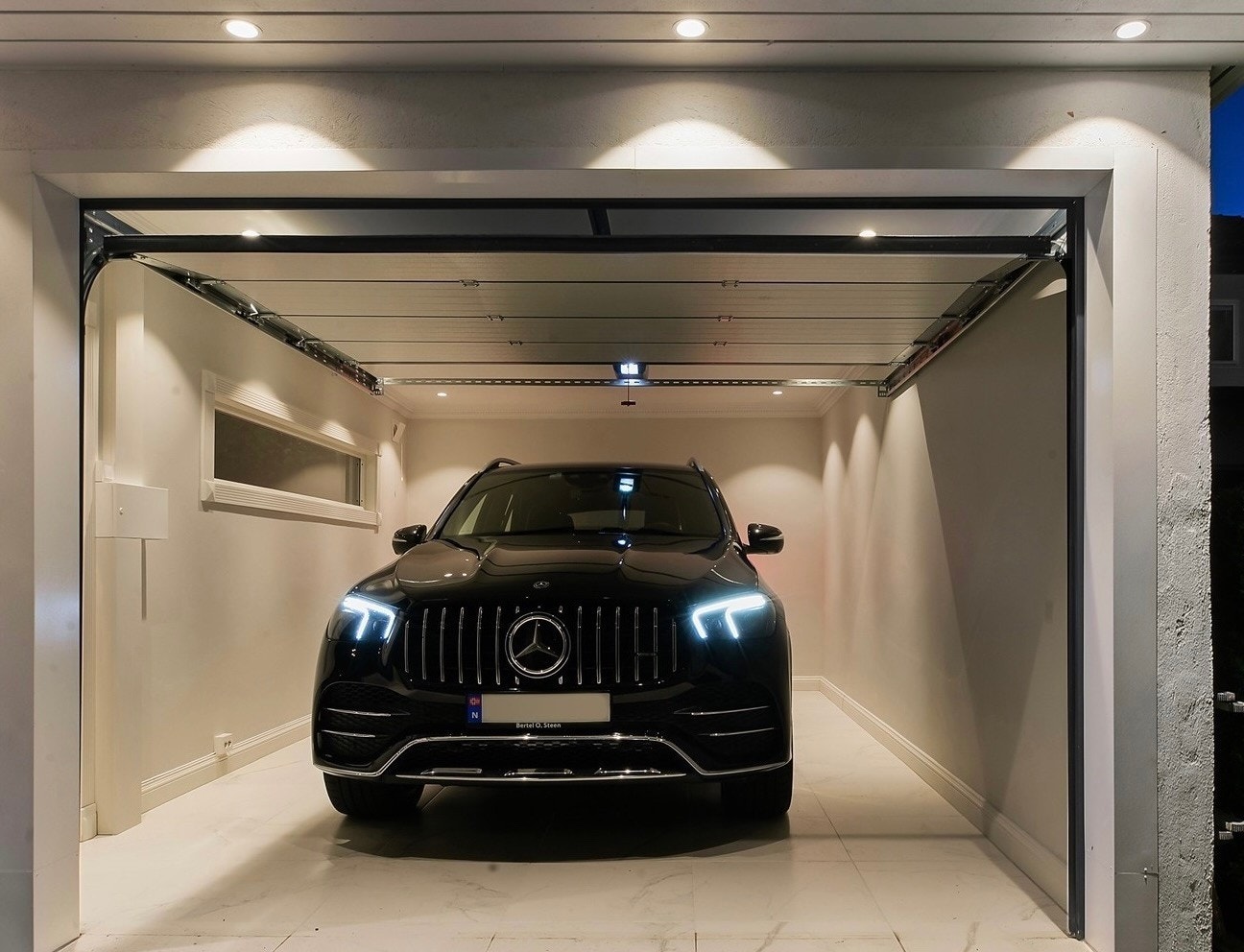 Garasjen ble murt opp i 2021. Innlagt strøm, automatisk leddet garasjeport, downlights og stikkontakter. Det er klargjort for ladeboks for elbil med dimensjonert kabel. Galleribilde