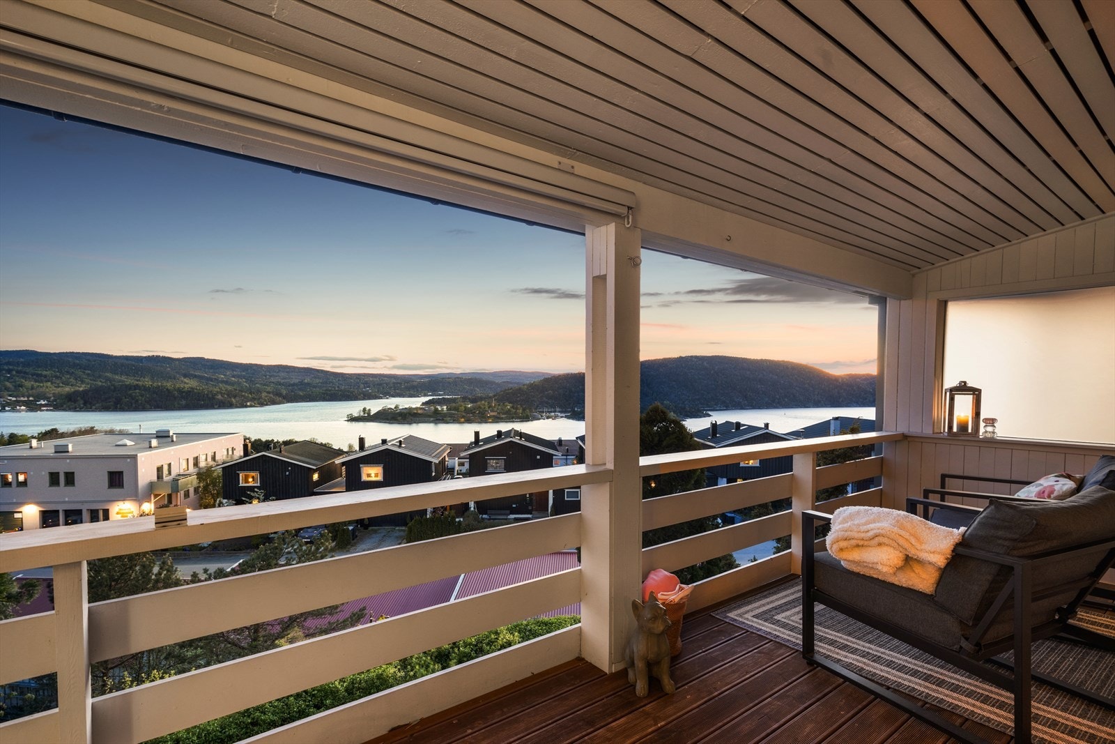 Boligen ligger høyt og tilbaketrukket i terrenget, noe som gir deg en uforstyrret og vestvendt veranda med panoramautsikt over fjorden. Galleribilde