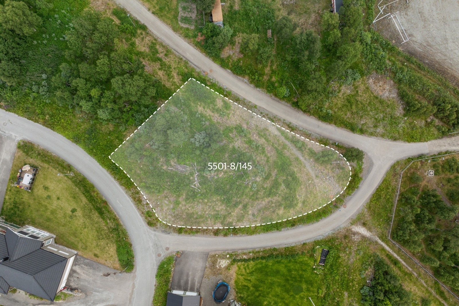 Reguleringsplanen tillater en utnyttelse på 2 boenheter og garasje på til sammen 300m² pr tomt. Tomtegrensen kan avvike noe fra markert område.