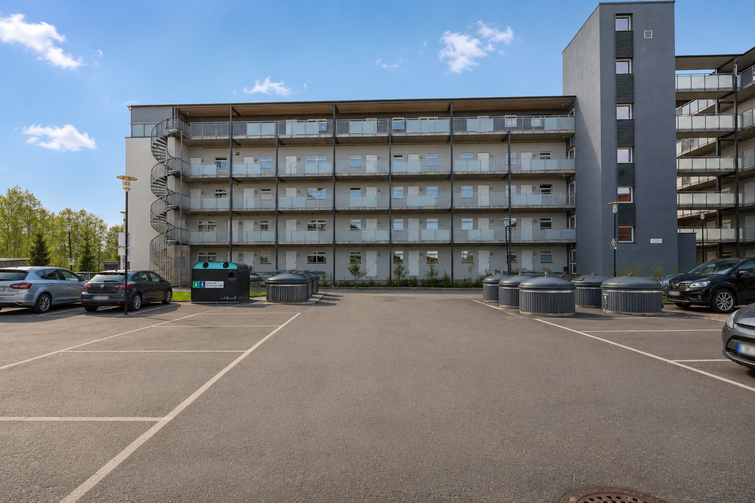 Gjesteparkering for sameiet rett utenfor leiligheten. Dagligvarehandelen kan gjøres enkelt med både Meny og Rema 1000 kun ett par minutters gange unna. Bildet er redigert med AI. Galleribilde