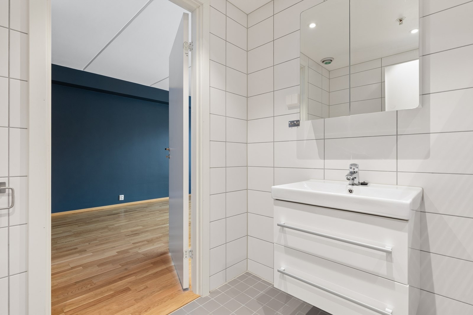 Badet har varmekabler i gulvet og både vaskemaskin og tørketrommel medfølger ved salget. Galleribilde