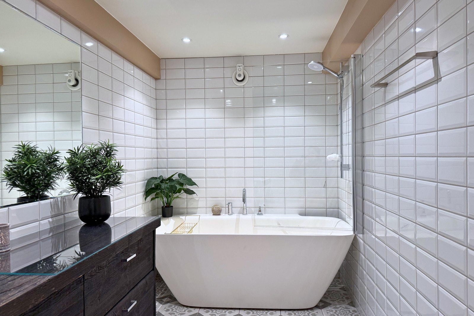Badet er utstyrt med både badekar og dusj. Galleribilde