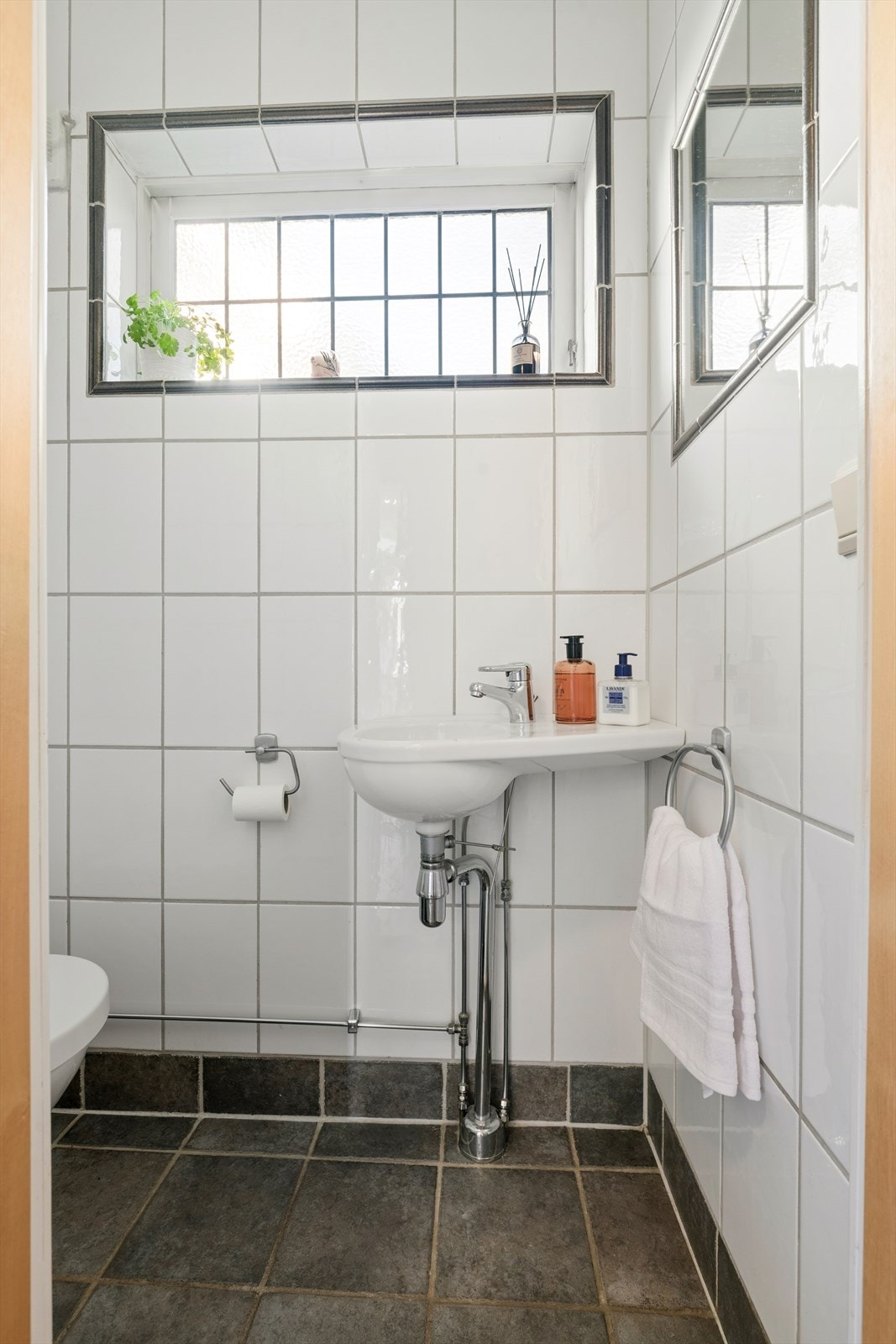 Gjeste-wc, wc nr. 2 i 1.etg. Galleribilde
