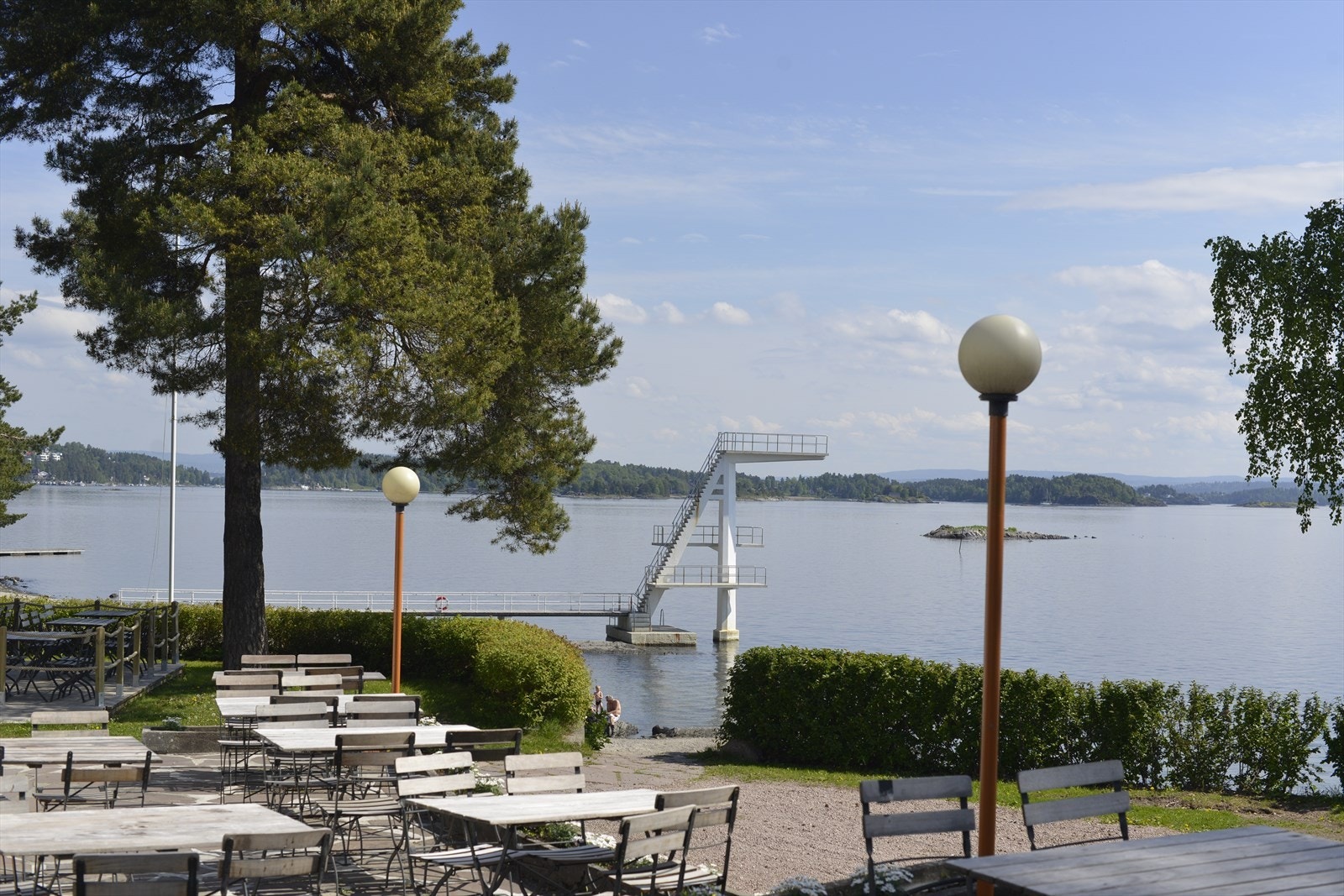 Hvalstrand bad ligger et liten tur unna. Her er det forfriskninger på land og et yrende badeliv i høysesongen Galleribilde