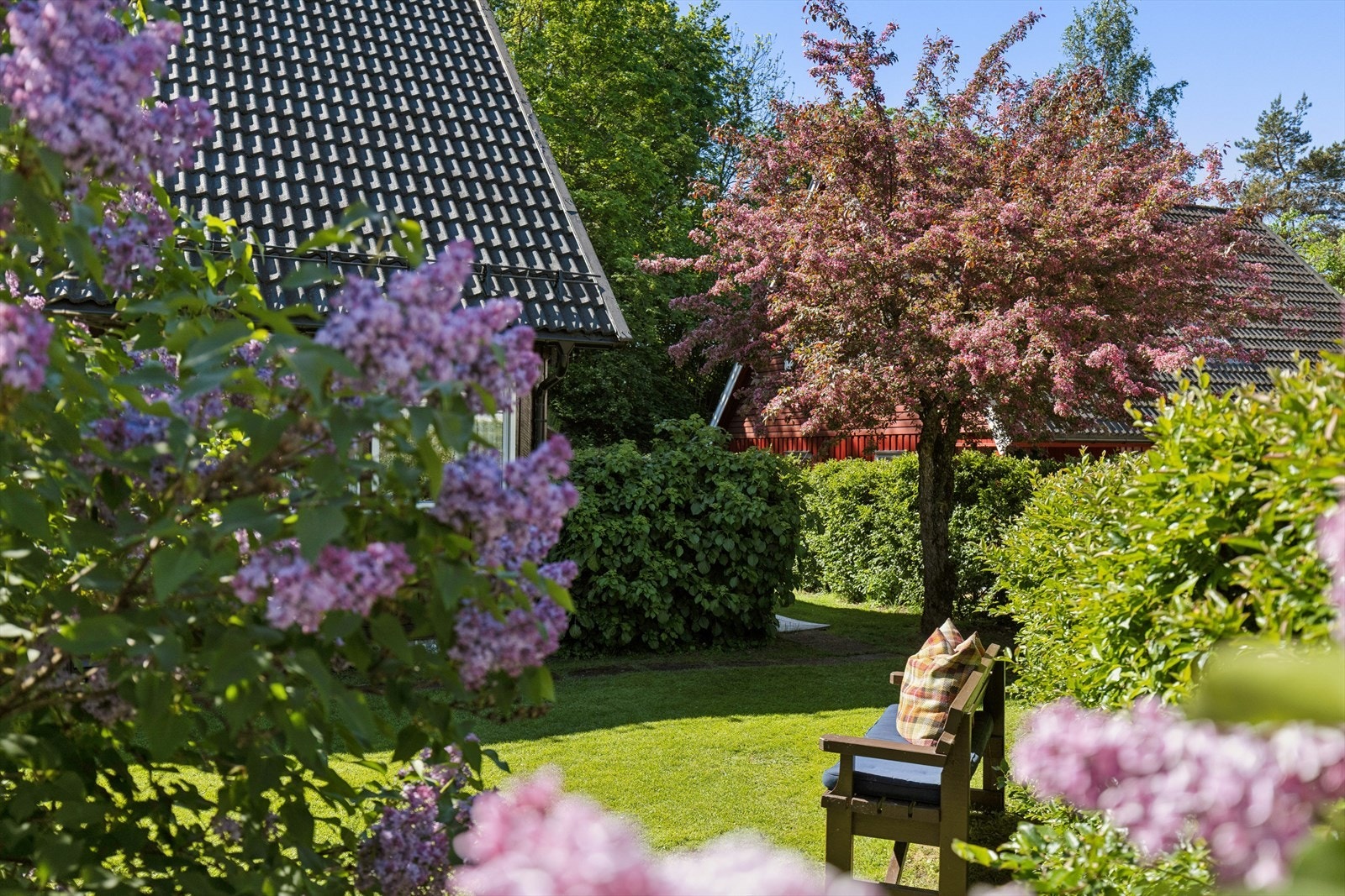 Hagen er vakkert opparbeidet og blomstrer gjennom sommeren. Galleribilde