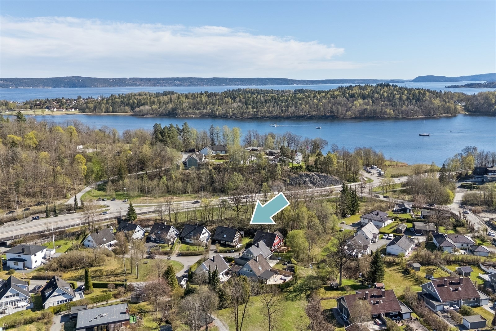 Huset ligger innerst i en blindvei, med nærhet til sjøen, båthavner, Hvalstrand bad og en vakker strandsone. Det er undergang under Slemmestadveien, veien er kort. Galleribilde