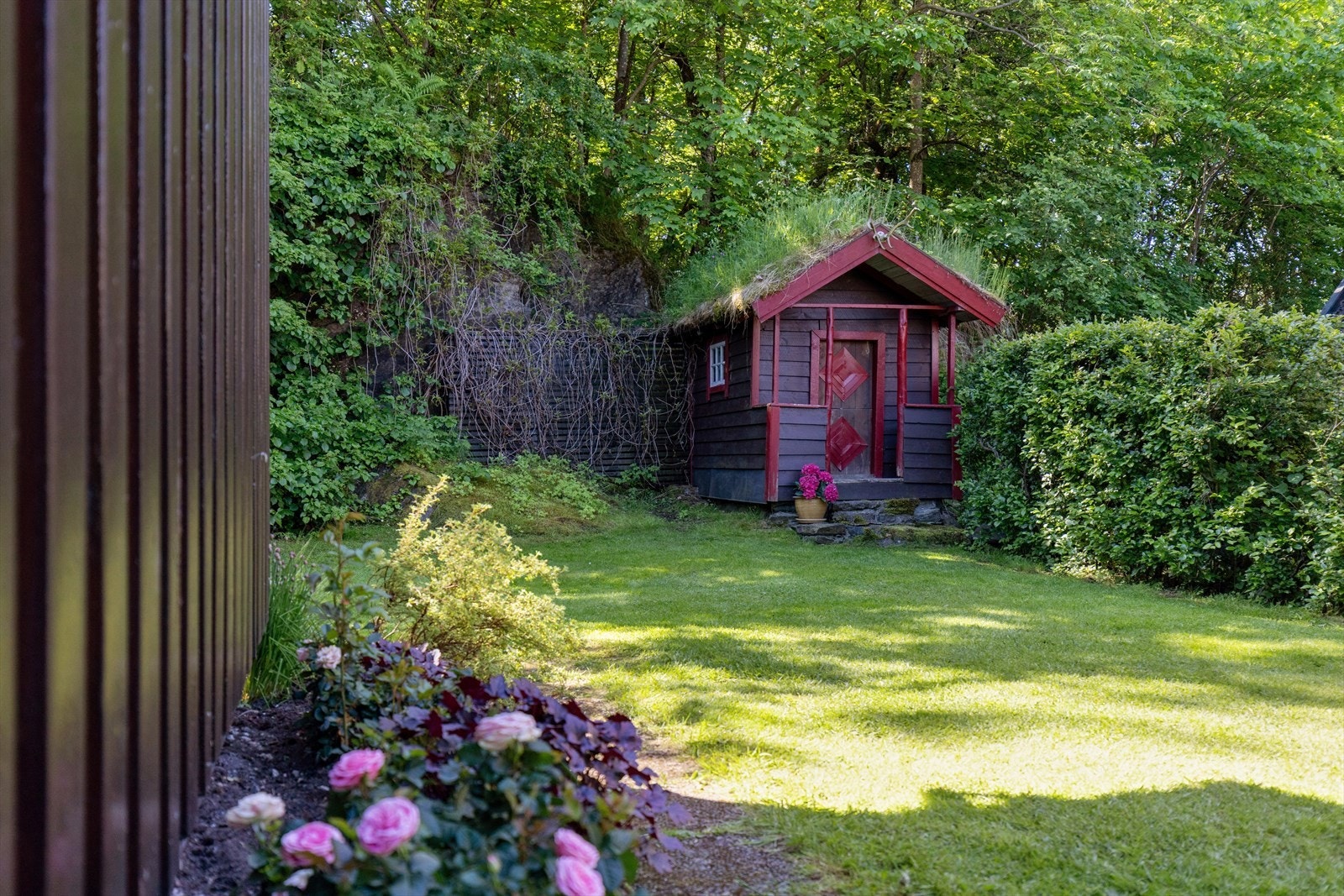 Hagen er usjenert med dukkestue, hagestue og markterrasse, her kan hele familien boltre seg. Galleribilde
