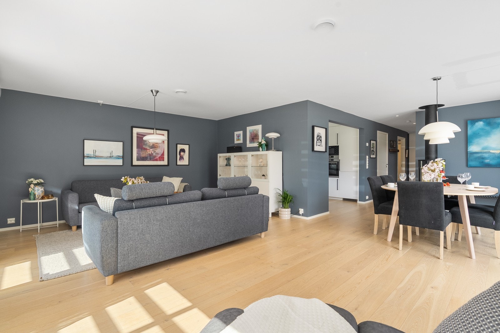 Velkommen inn! Stuen fremstår som et naturlig samlingspunkt med god plass til både sofagruppe og spisebord Galleribilde