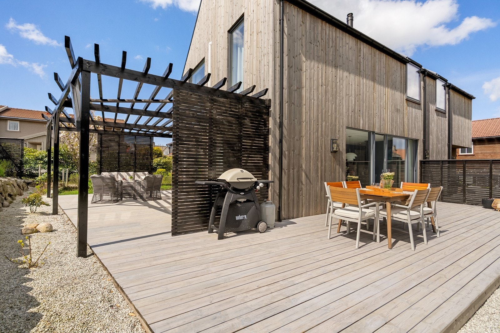Flott opparbeidet uteområde med terrasse, pergola, levegger og gode solforhold Galleribilde
