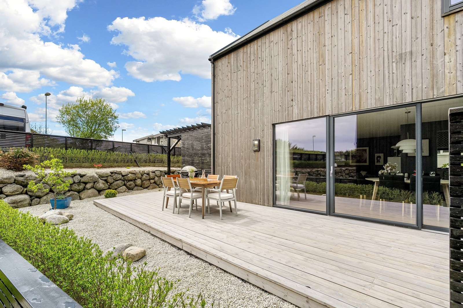 Fra stuen er det direkte utgang til terrasse og pergola Galleribilde