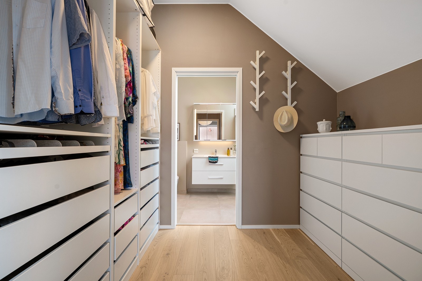 Romslig walk-in closet Galleribilde