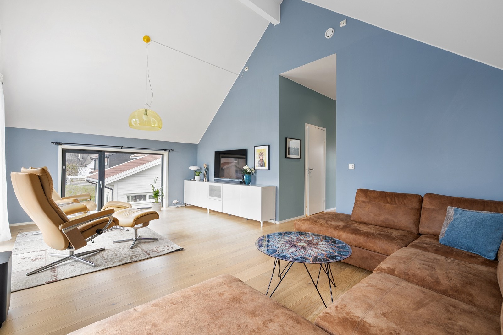 Romslig loftstue med svært god takhøyde, store vindusflater og gode møbleringsmuligheter. Det er også mulighet for å etablere et ekstra soverom Galleribilde