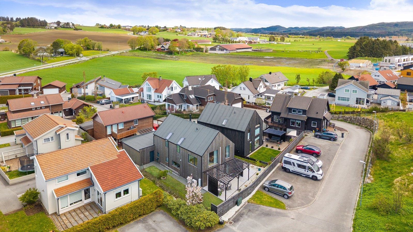 Hagen er pent opparbeidet med flere flotte beplantninger som bidrar til et lunt og trivelig uteområde. Her finner man blant annet plommetre, syrintre, pioner, syrinhortensia og hengehjertetre som gir hagen et grønt og frodig preg gjennom store deler av år Galleribilde