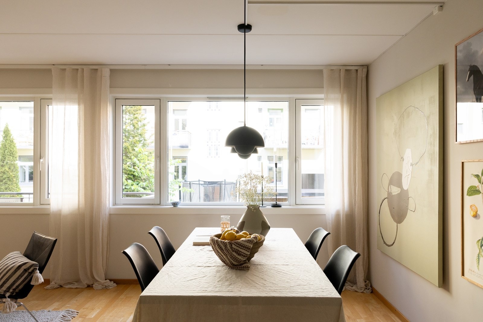 Plass til stort spisebord med lett adkomst fra kjøkkenet Galleribilde