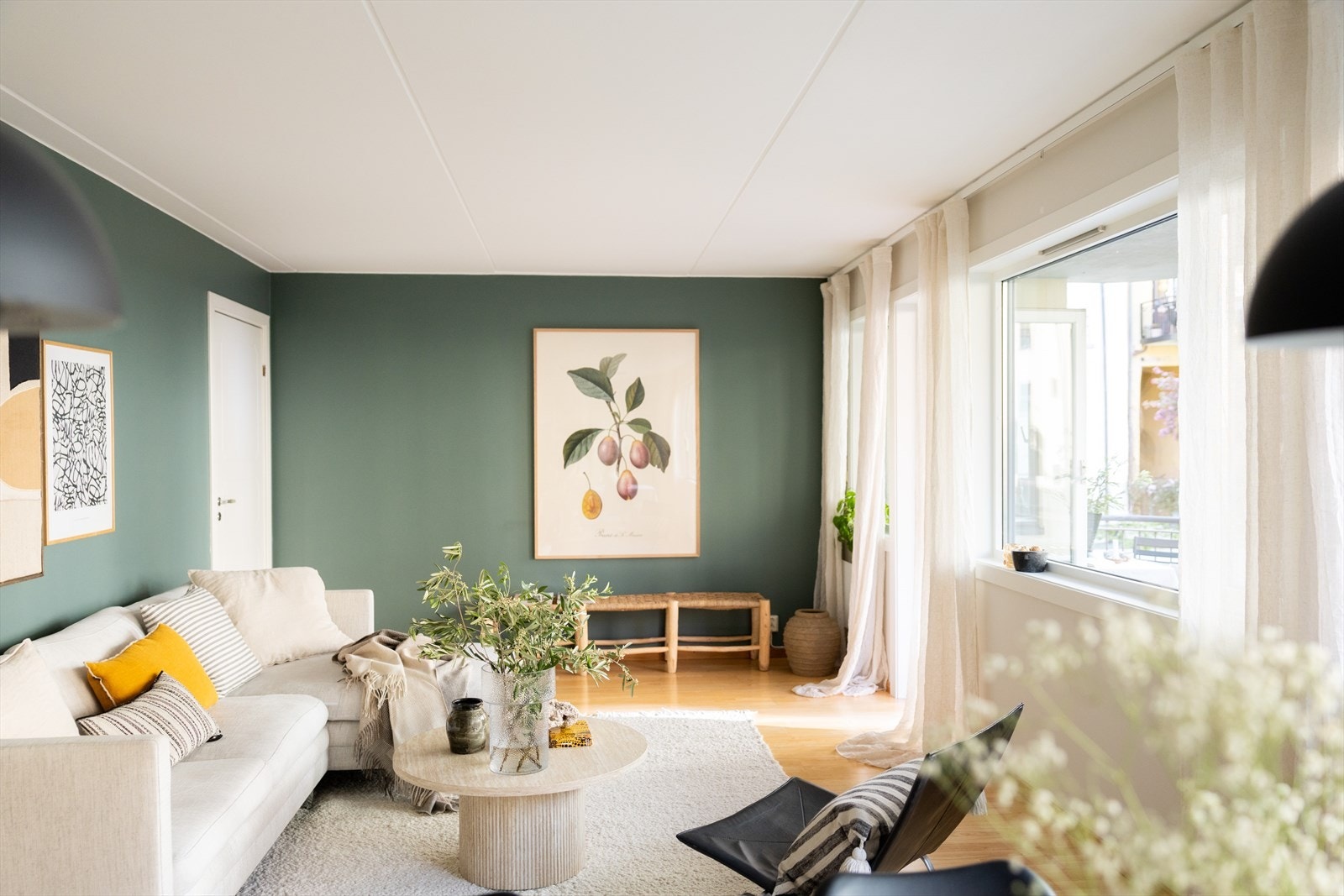 Leiligheten ligger i et nyere bygg fra 2002 Galleribilde