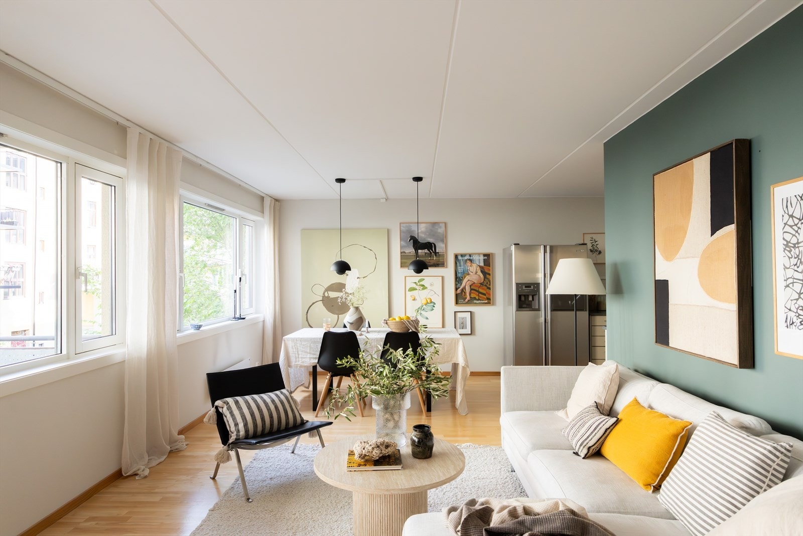 Det er store og romslige rom med god plass til både sofagruppe og spisebord Galleribilde