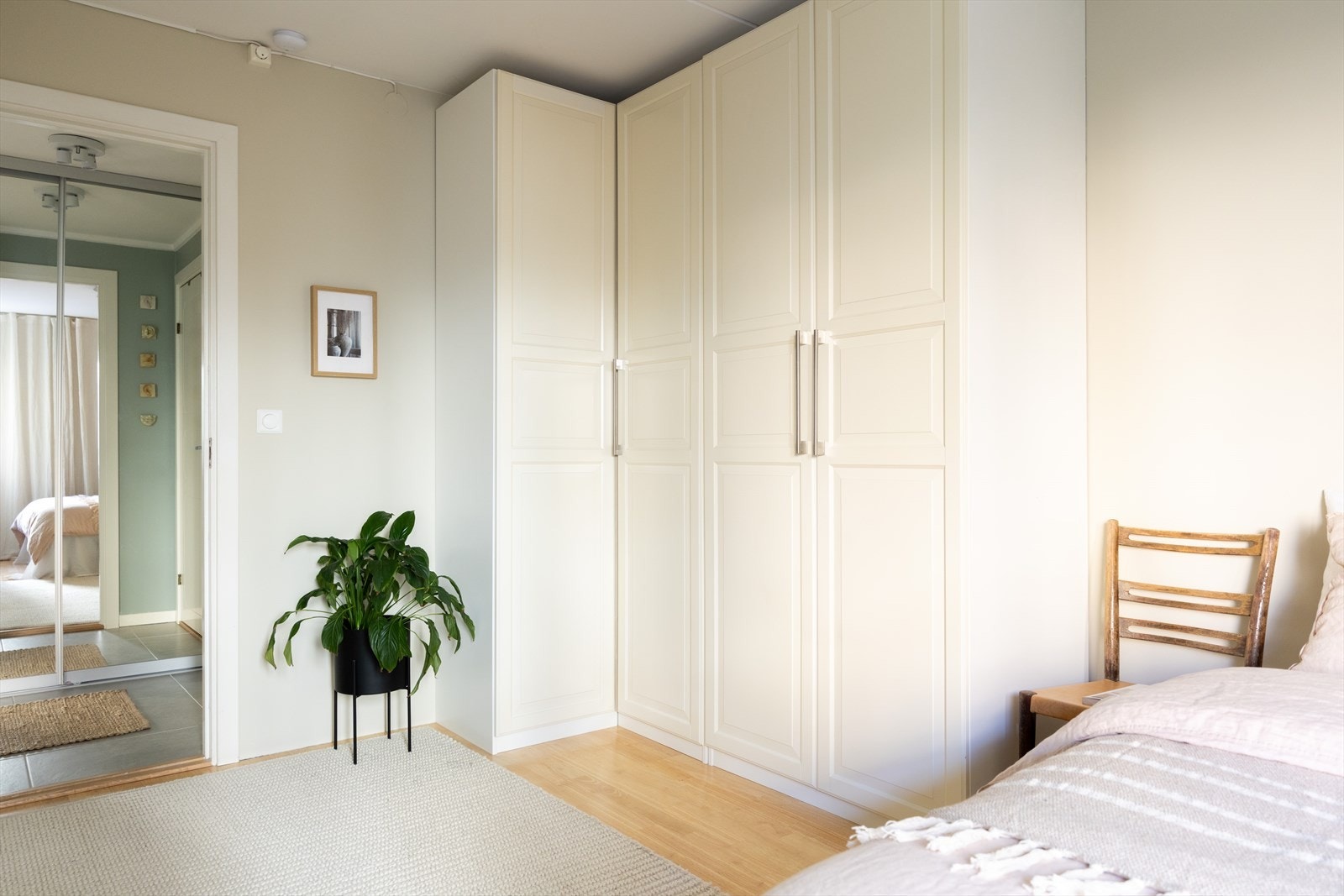 God plass til stor garderobe på soverommet Galleribilde