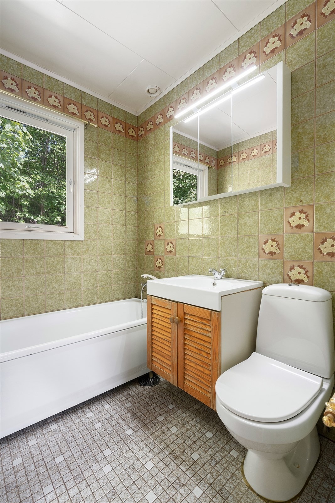 Badet i første etasje har flislagte overflater, gulvvarme og badekar. Galleribilde