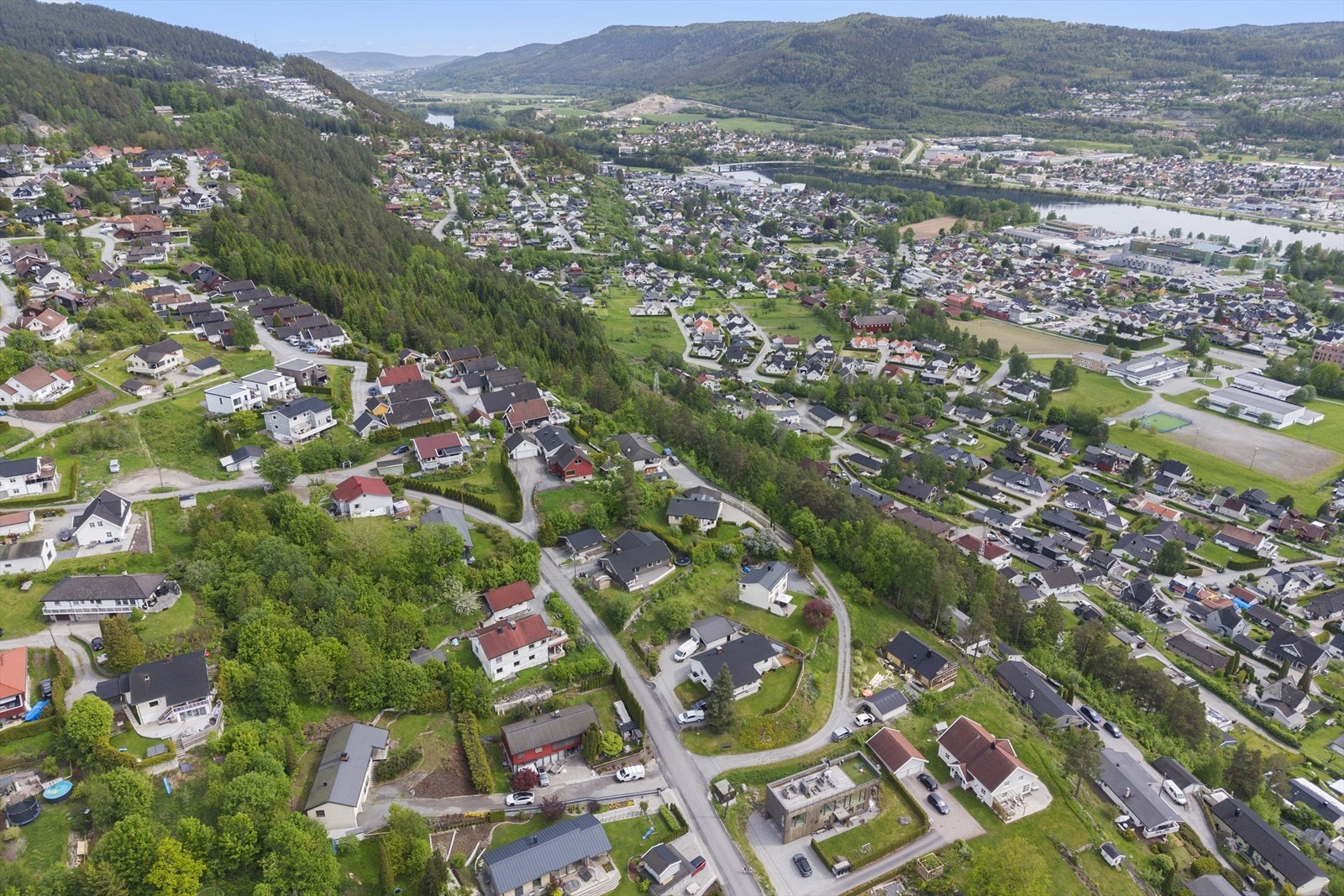 Fra eiendommen er det gangavstand til Krokstad skole (1,1 km) og Eknes ungdomsskole (1,2 km). Galleribilde