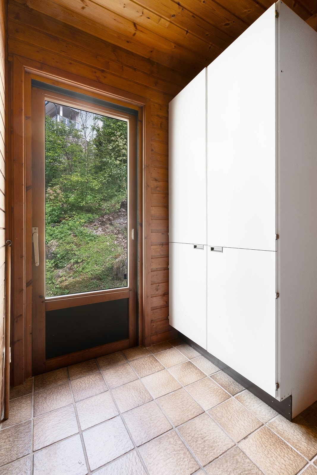 Rom med skap og adkomst loft Galleribilde