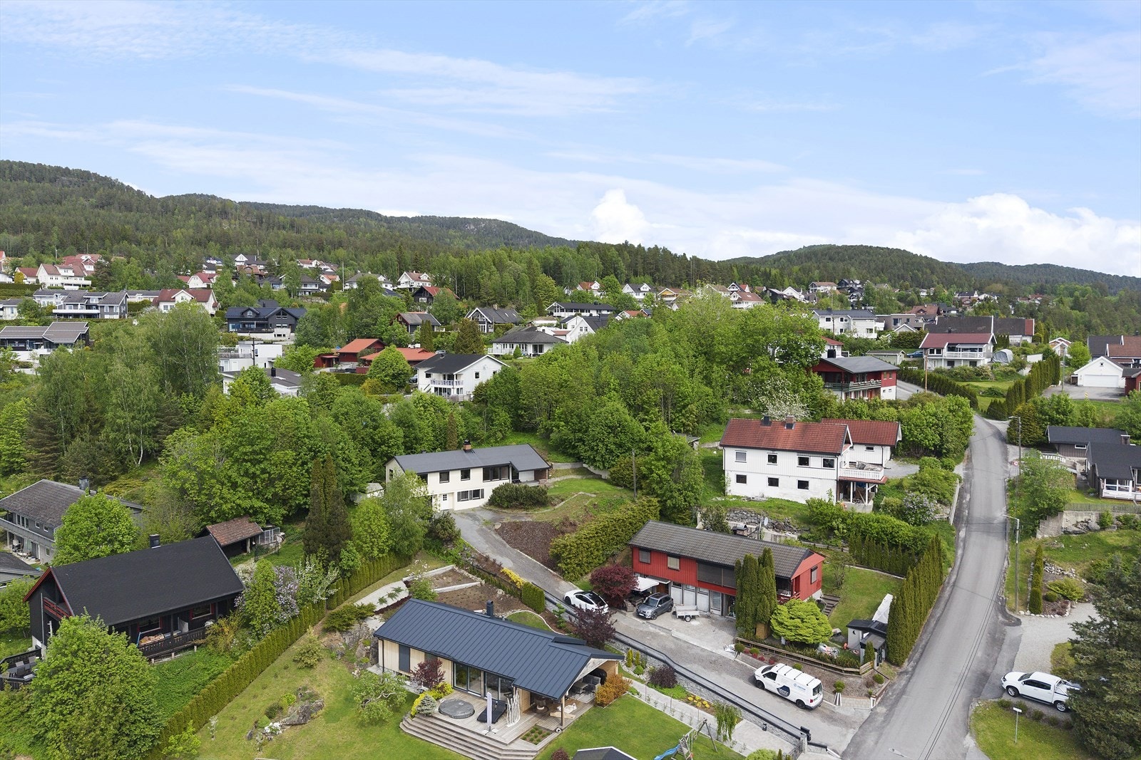 Eiendommen ligger i et veletablert og rolig boligområde, hovedsakelig bestående av eneboliger. Galleribilde