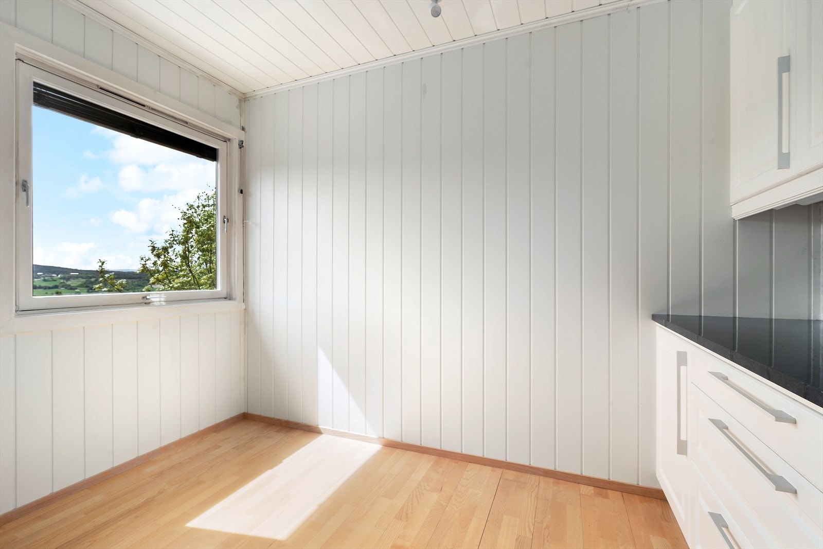 I tilknytning til kjøkkenet er det en naturlig plass for en spiseplass ved vinduet. Galleribilde