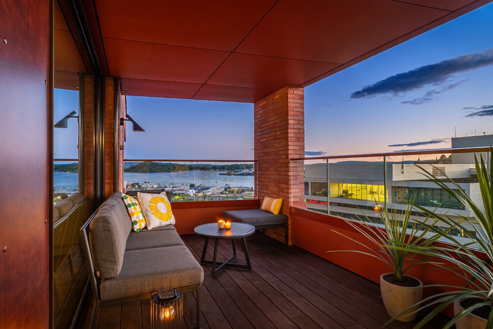 Fantastisk utsikt rett mot kanalen, fjorden og Operaen, innrammet av moderne arkitektur. Galleribilde