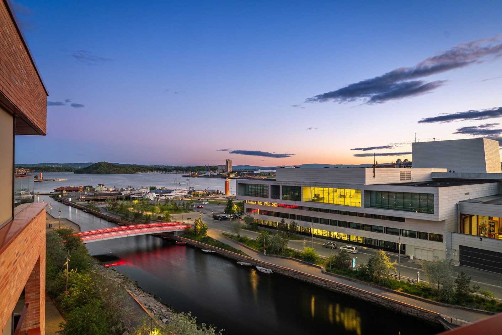Fantastisk utsikt rett mot kanalen, fjorden og Operaen, innrammet av moderne arkitektur. Galleribilde