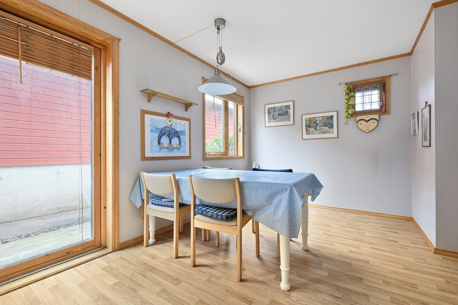 Romslig kjøkken med plass til spisebord. Galleribilde