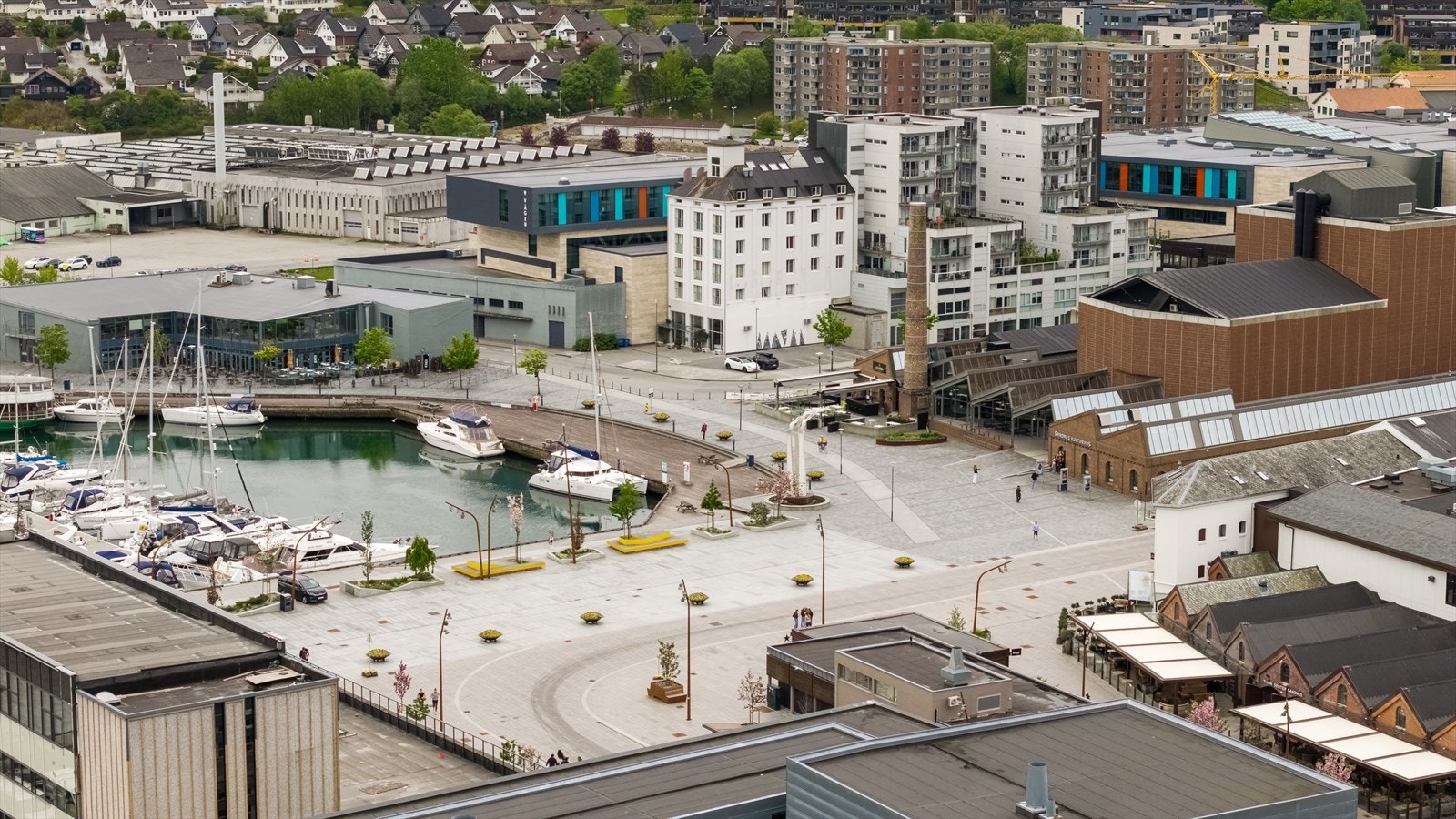 Gåavstand til blant annet dagligvarebutikker, treningssenter, restauranter, Amfi Vågen, Sandnes togstasjon/busstasjon og ikke minst Sandnes sentrums servicetilbud Galleribilde