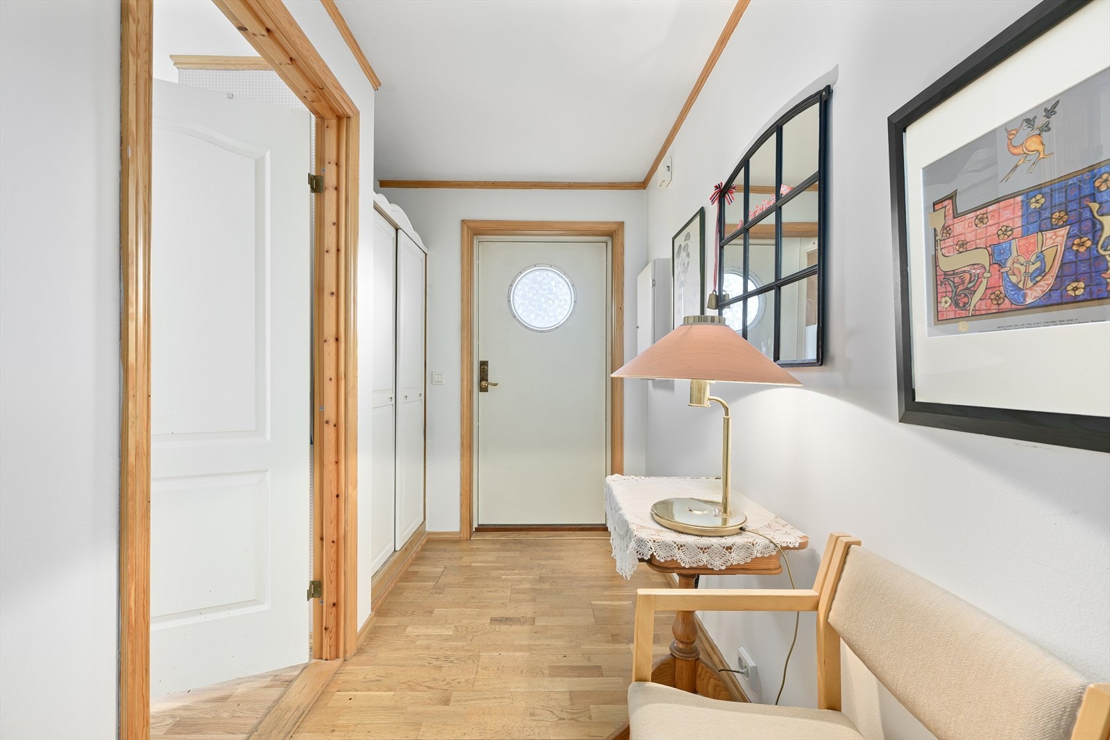 Entréen er romslig og har god plass til å henge fra seg klær og sette fra seg sko Galleribilde