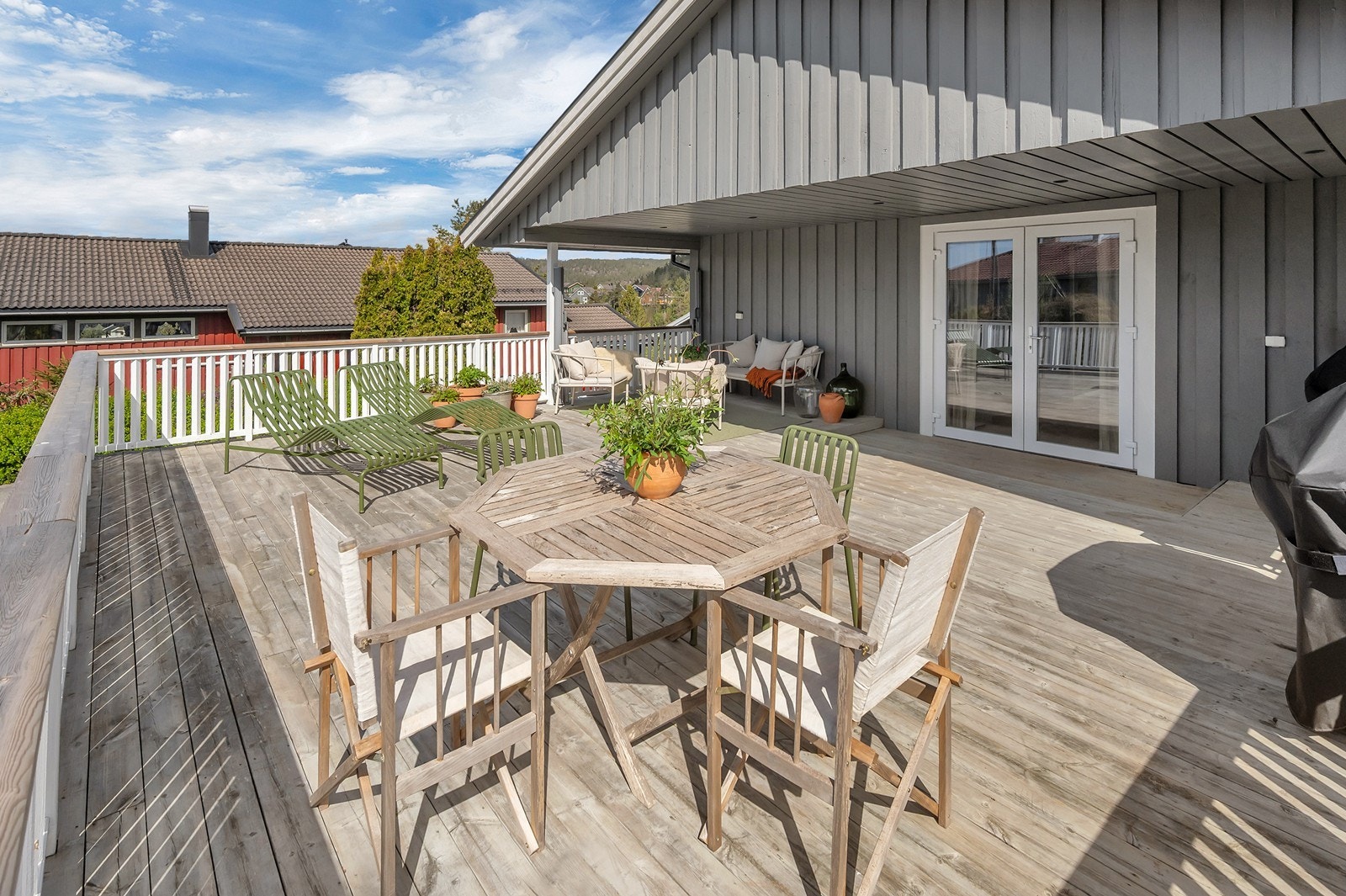 Stor terrasse med plass til møbler og grill gir muligheter for sosialt samvær. Galleribilde