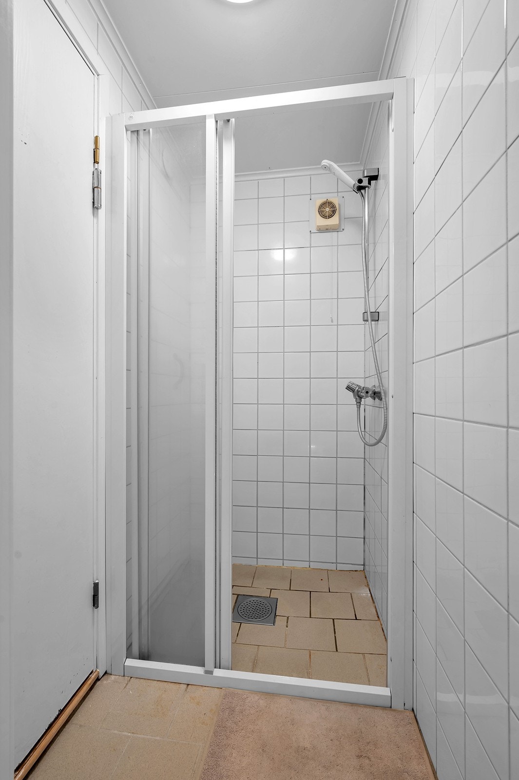 Dusjrommet har fliser på gulv og vegger, med behov for oppgradering av tettesjikt for å møte dagens krav. Galleribilde