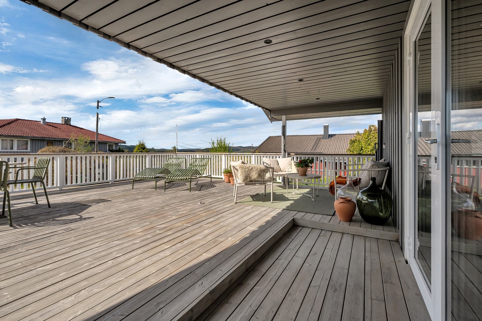 Terrassen har god plass og er omkranset av rekkverk for sikkerhet. Galleribilde