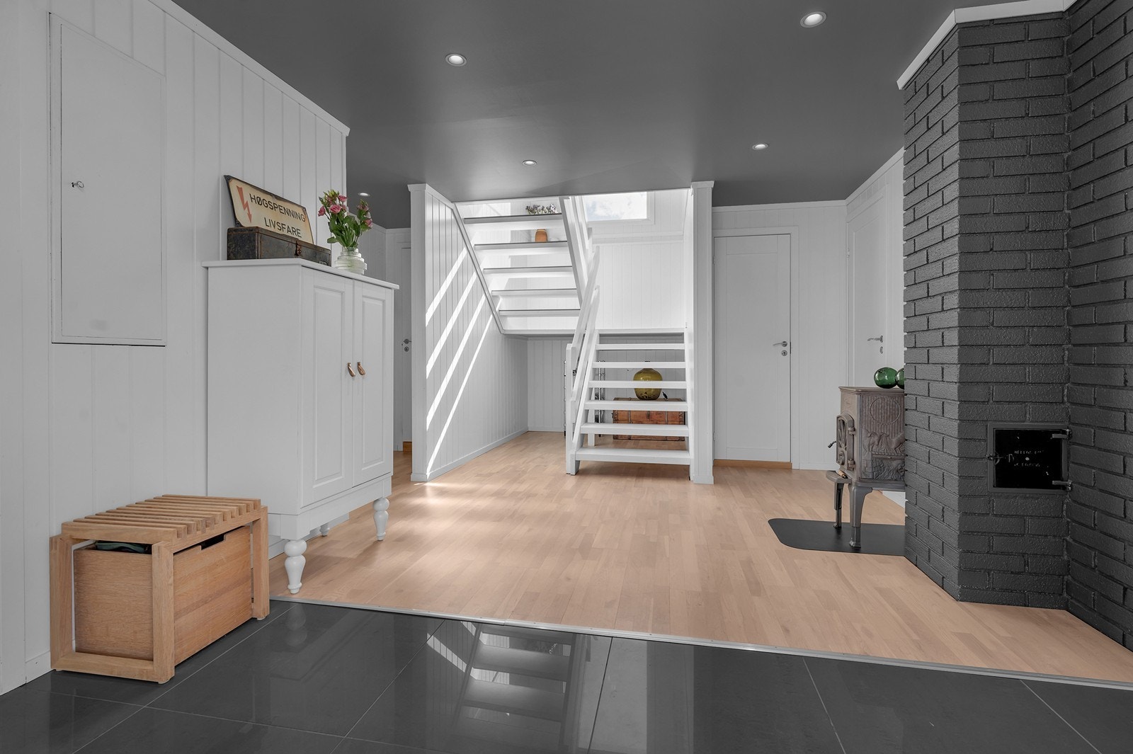 Tretrapp mellom etasjer med laminatbelagte trinn. Galleribilde