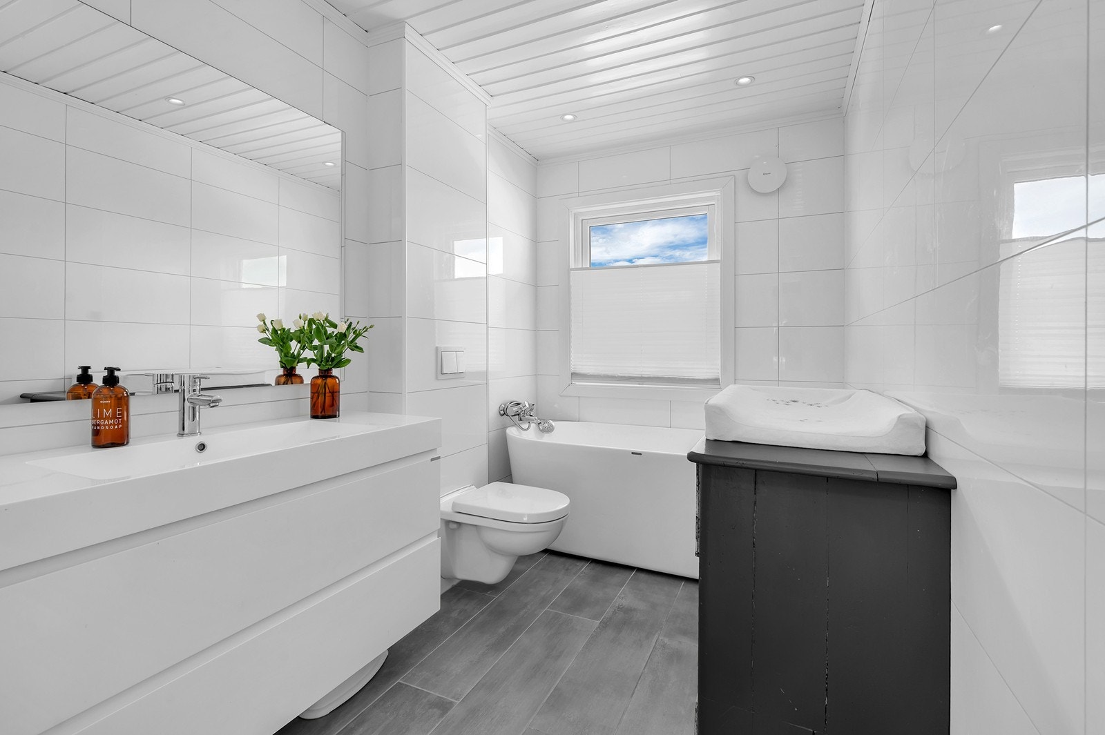 Flislagte vegger og gulv gir badet et moderne og funksjonelt preg. Galleribilde