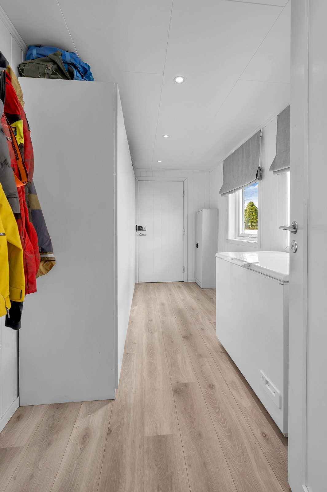 Skyvedørsgarderobe gir praktisk oppbevaring og tilrettelegger for effektiv bruk av rommet. Galleribilde