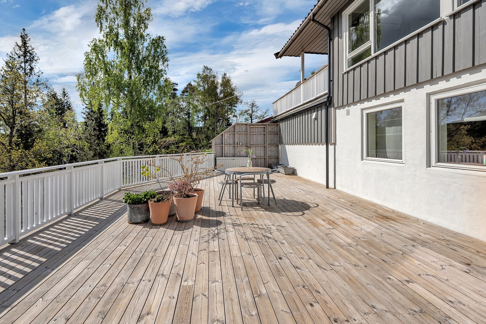 Terrasse med plass til flere sittegrupper gir fleksibilitet i bruk. Galleribilde