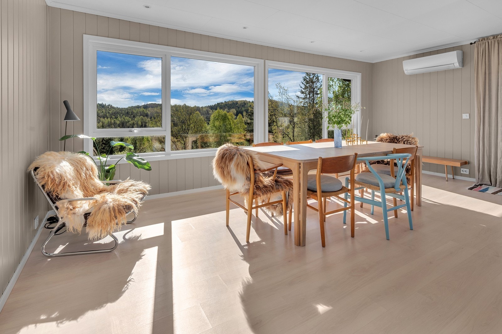 Spisestuen har panoramautsikt mot det grønne landskapet. Galleribilde