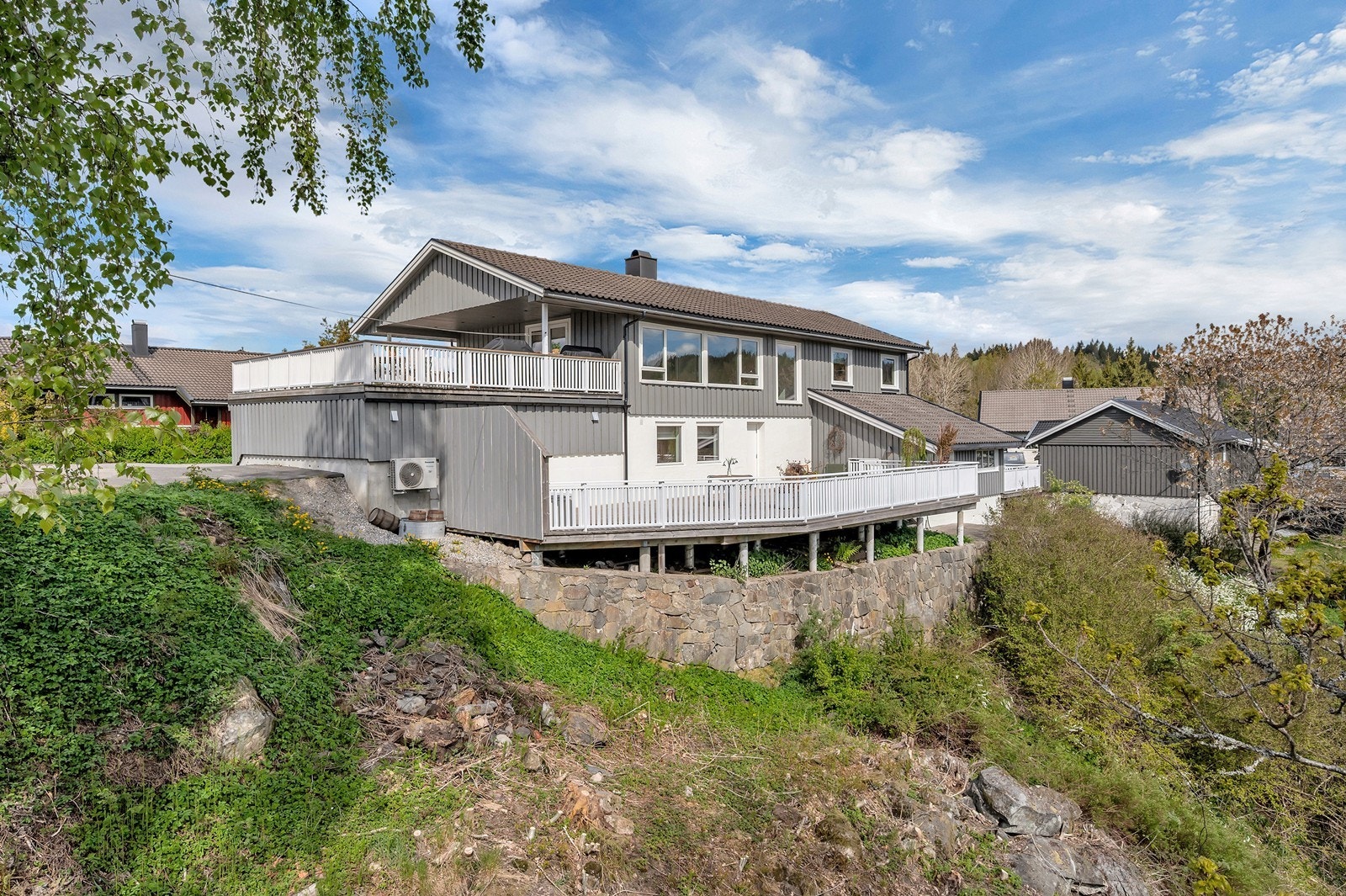 Terrasser med solide rekkverk gir tiltalende uteområder med god plass til møblering. Galleribilde