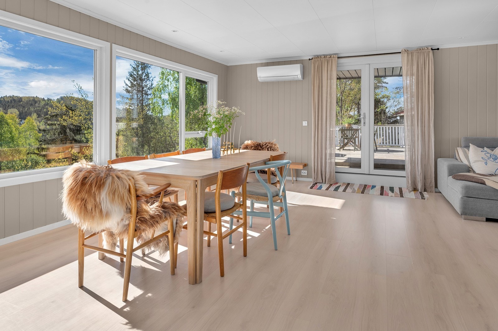 Rommet har en lys og luftig planløsning med god plass til spisebord. Galleribilde