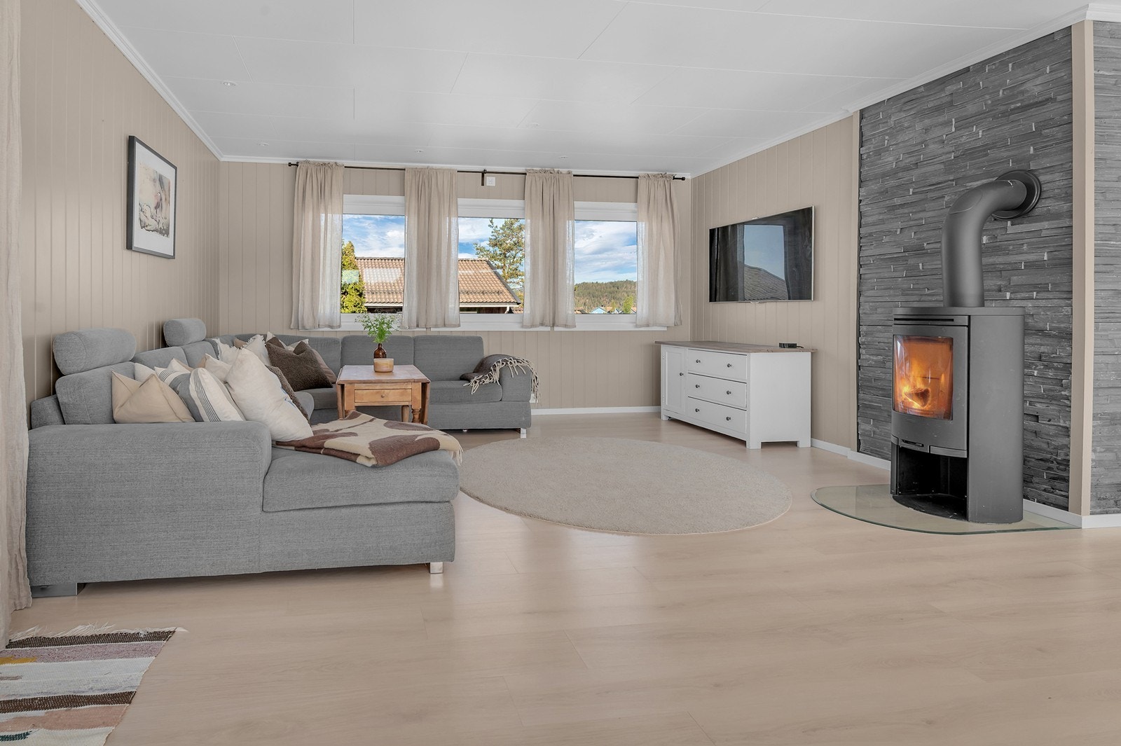 Store vindusflater i stuen slipper inn rikelig med naturlig lys. Galleribilde