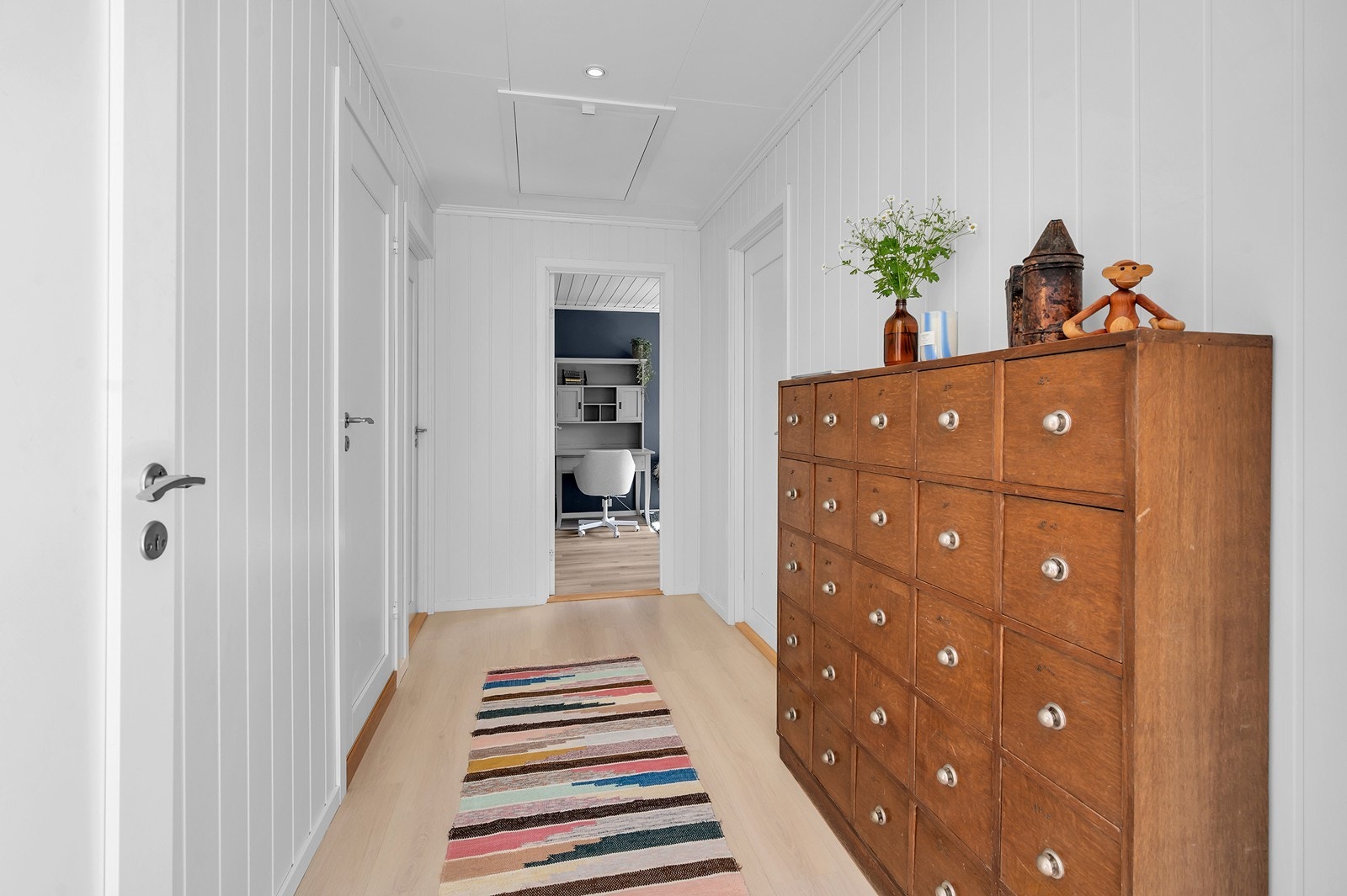 Innvendige vegger er malt, og gulvet er belagt med laminat for en praktisk og slitesterk overflate. Galleribilde