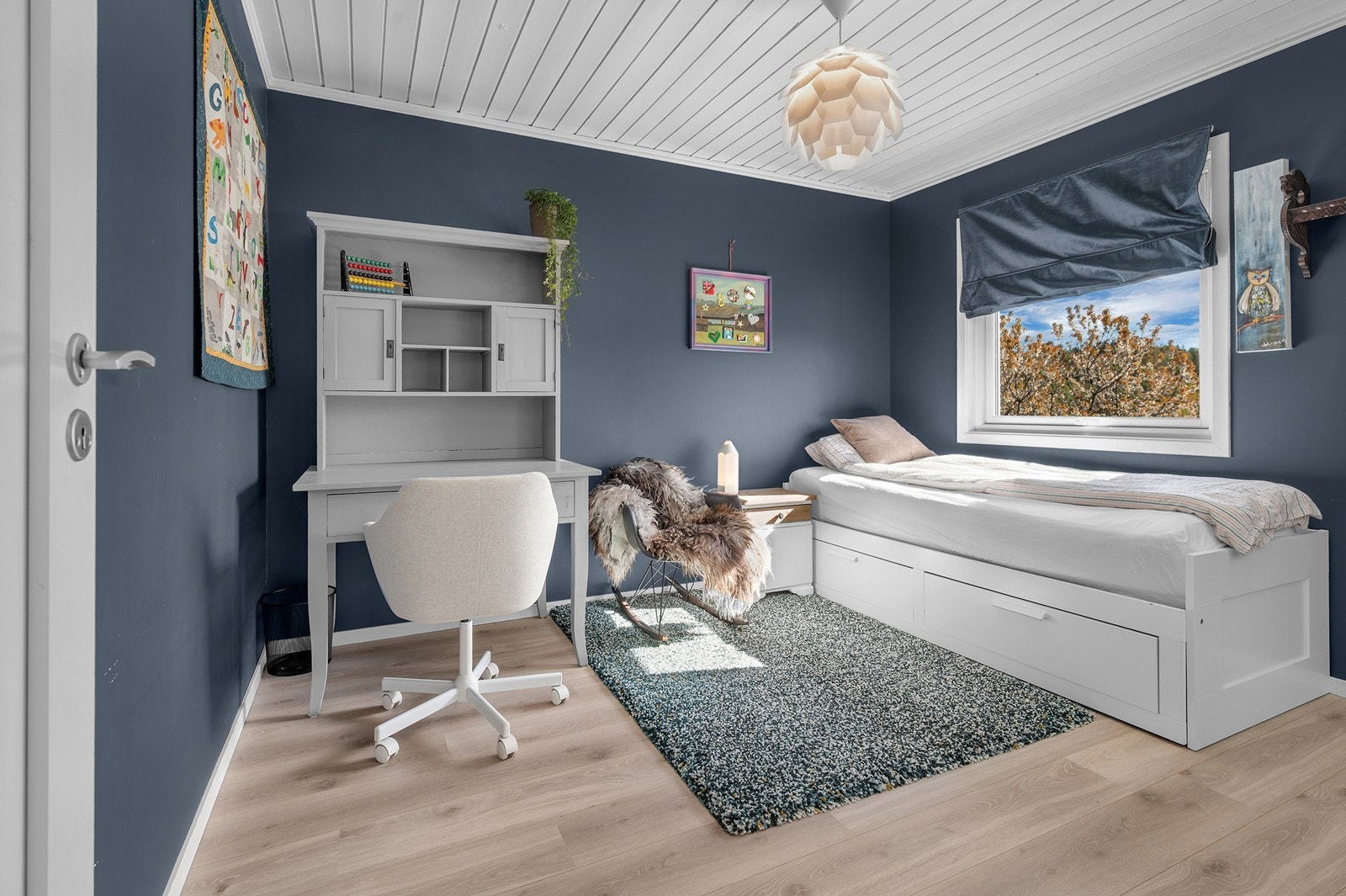 Funksjonelt arbeidsområde med plass til skrivebord og oppbevaring. Galleribilde