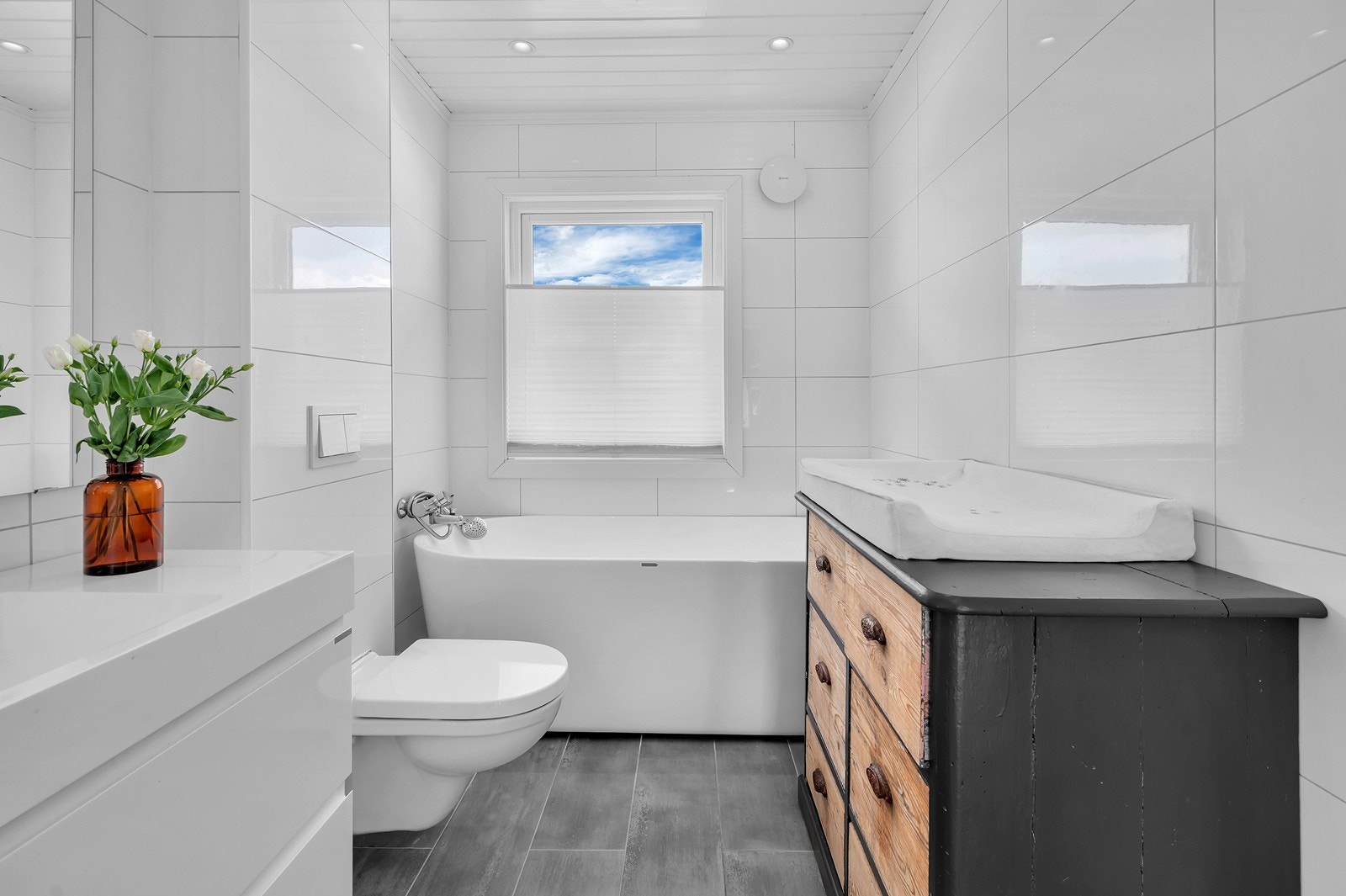 Rommet er innredet med badekar og vegghengt toalett for optimal komfort. Galleribilde