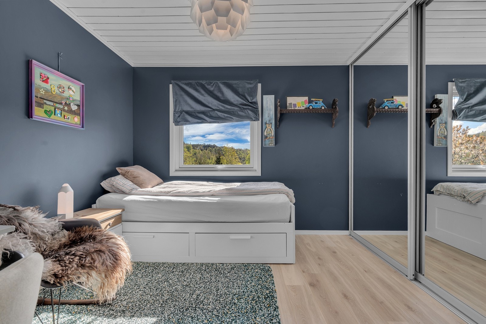 Skyvedørsgarderobe gir enkel og effektiv oppbevaring i rommet. Galleribilde