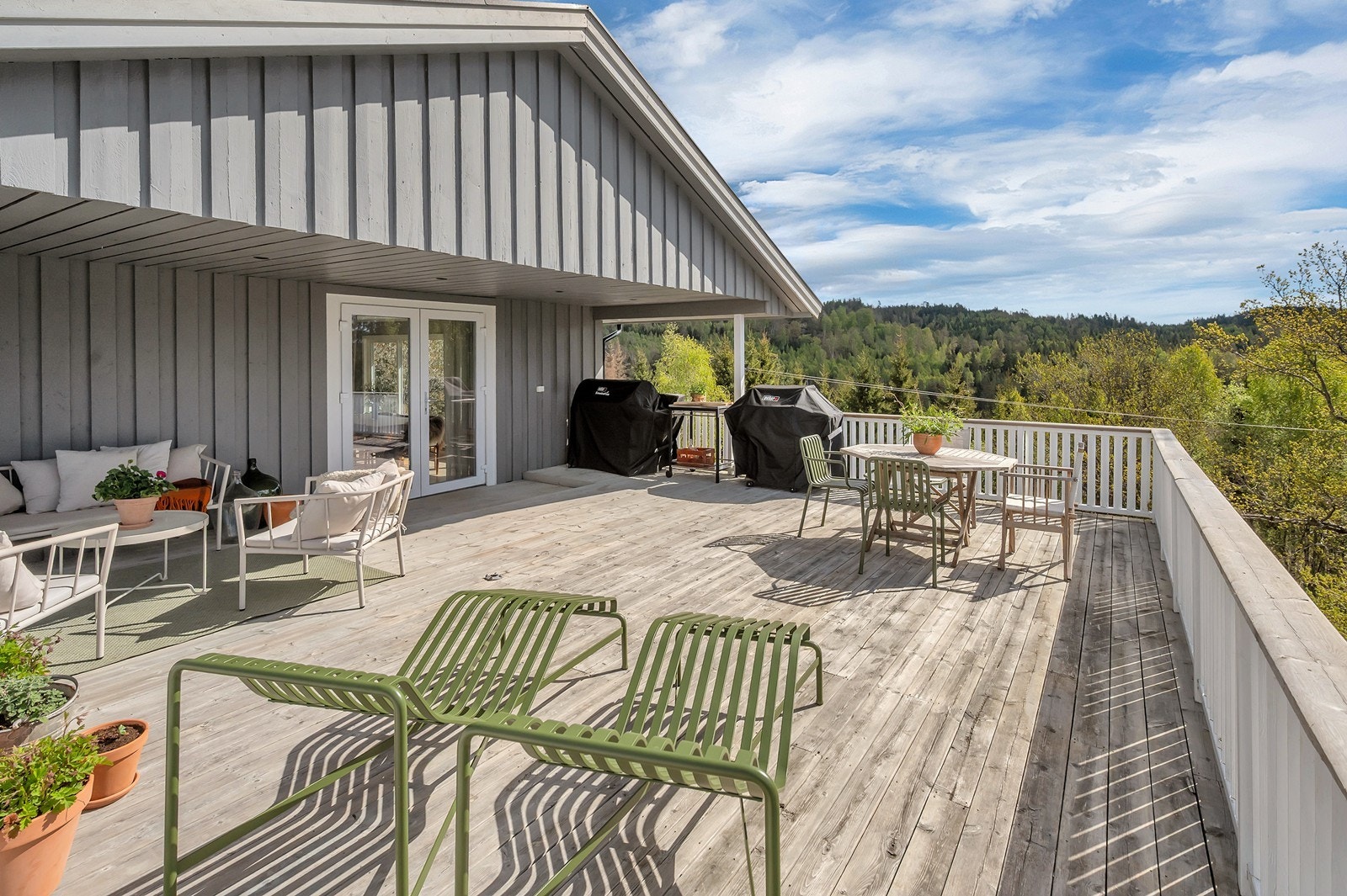 Terrasse med vidt utsyn gir en hyggelig atmosfære. Galleribilde