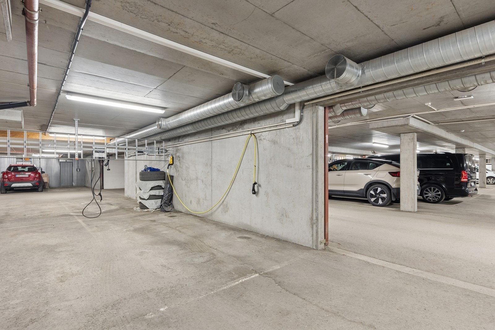 Det medfølger fast parkeringsplass med elbillader i felles garasjeanlegg. Galleribilde
