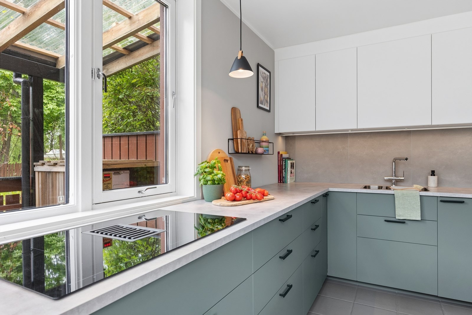 Platetoppen har integrert ventilator, og det er montert komfyrvakt for ekstra sikkerhet. Galleribilde