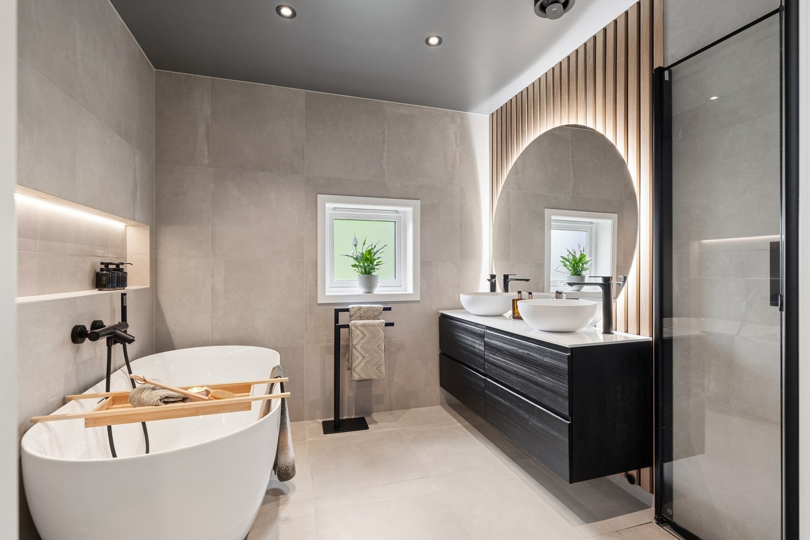Badet ble renovert i 2022 av fagfolk, med flis på gulv og vegger, badekar og separat dusjnisje. Galleribilde